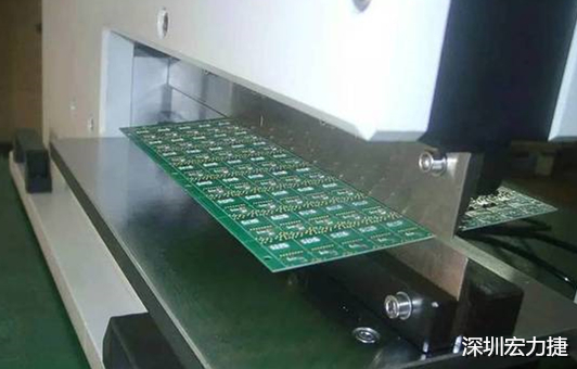 基本上V-Cut就是破壞板子結(jié)構(gòu)的元兇，因為V-Cut就是在原來一大張的板材上切出溝槽來，所以V-Cut的地方就容易發(fā)生變形。