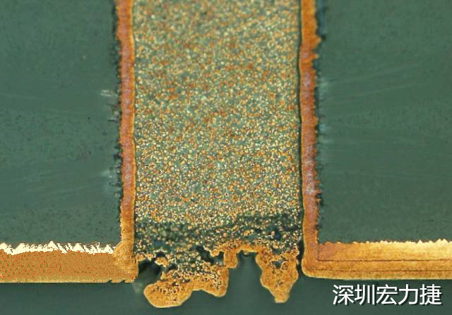 PCB設(shè)計(jì)之導(dǎo)電孔塞孔工藝 導(dǎo)電孔Via hole又名導(dǎo)通孔，為了達(dá)到客戶要求，導(dǎo)通孔必須塞孔，經(jīng)過(guò)大量的實(shí)踐，改變傳統(tǒng)的鋁片塞孔工藝，用白網(wǎng)完成板面阻焊與塞孔。生產(chǎn)穩(wěn)定，質(zhì)量可靠。