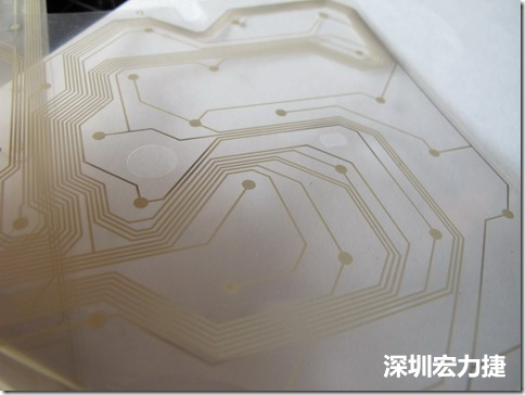 下面第二個圖則是另一片也有著按鍵線路的PTF，當(dāng)上、下兩面PTF的按鍵結(jié)點互相接觸后就可以計算出是哪個按鍵被按下了?？墒钱?dāng)按鍵沒有按下時，上下兩片PTF的線路則是分開的，所以上圖那片PTF的線路上面其實還另外覆蓋了另一層透明的PET作為絕緣層，只露出了需要在鍵盤按下時才會碰觸的接觸點，因為這些材質(zhì)使用的都是Polymer，所以才撐這樣的技術(shù)為Polydome(聚合簧片)。