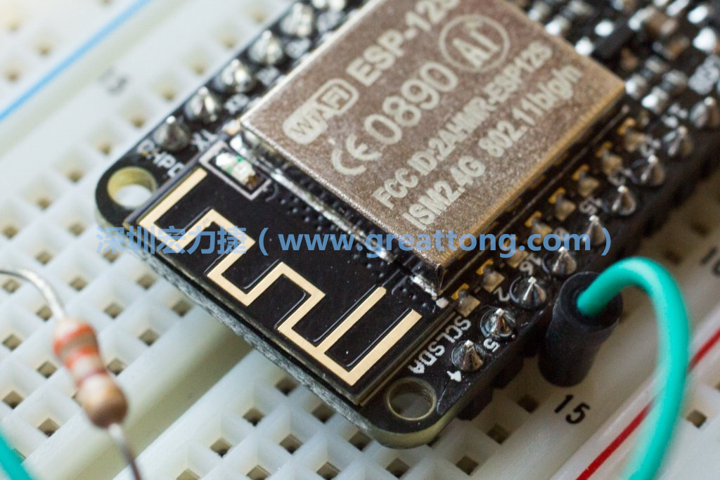 Adafruit Feather板上的無線電天線。