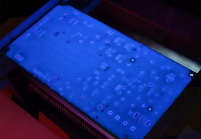 經(jīng)過涂覆工藝后的PCB，在紫光燈下的拍攝效果，原來coating也可以這么美！