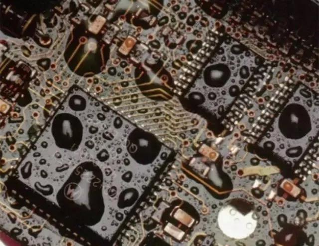 經(jīng)過涂覆工藝后的PCB，在表面形成透明的保護膜，能有效防止水珠和潮氣侵入，避免漏電和短路。