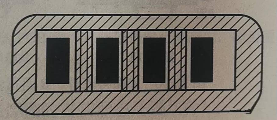 在兩個(gè)焊盤之間有導(dǎo)線通過時(shí)，應(yīng)采取PCB阻焊設(shè)計(jì)，以防止焊接短路